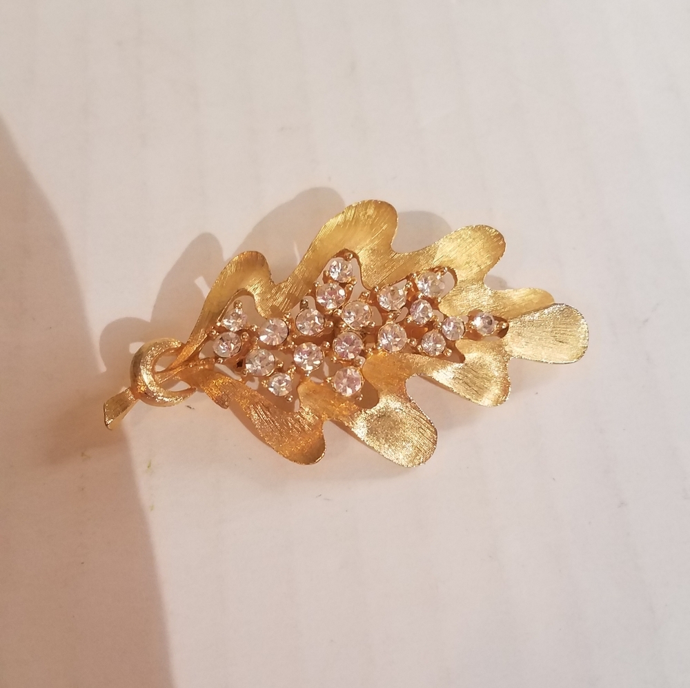 Gold rhinestone leaf brooch 4g4 - Picture 1 of 5